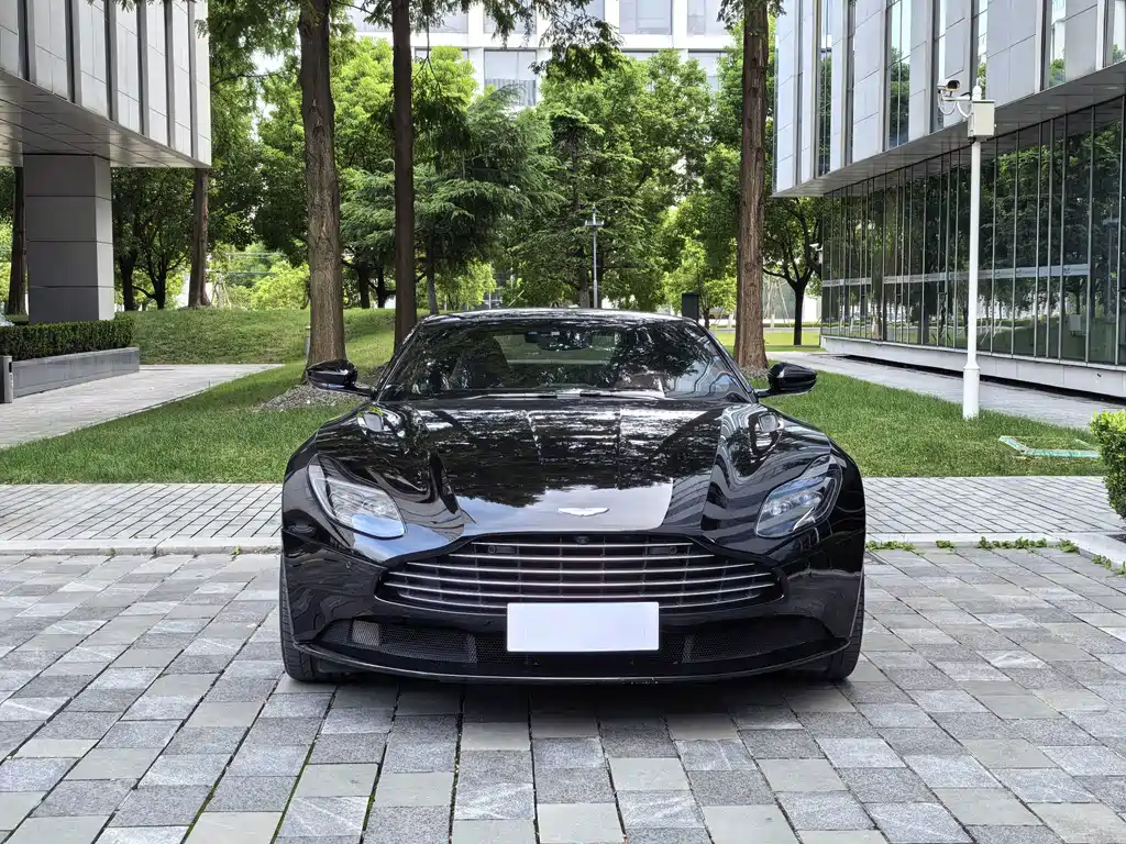 Aston Martin DB11 — фото 2