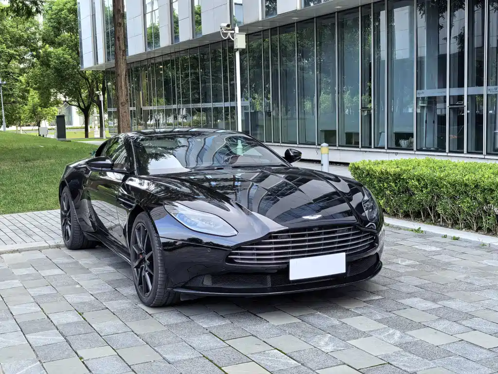Aston Martin DB11 — фото 3