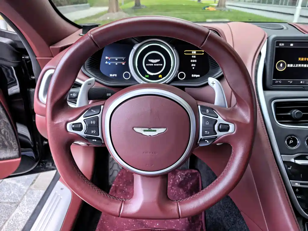Aston Martin DB11 — фото 22