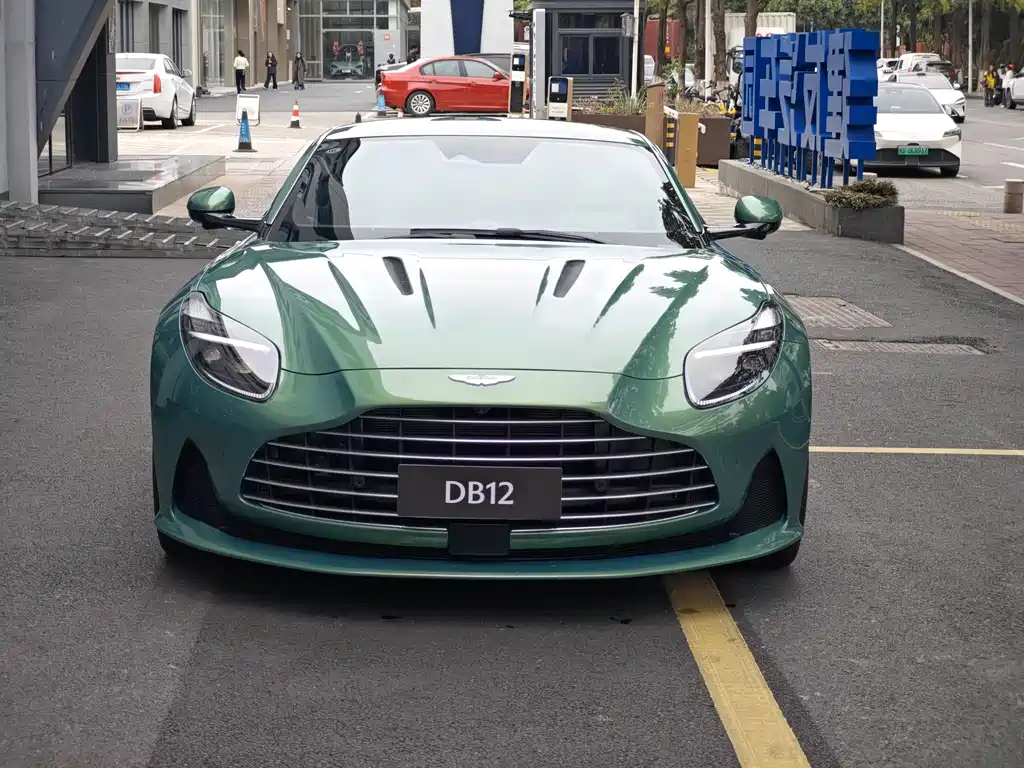 Aston Martin DB12 — фото 2