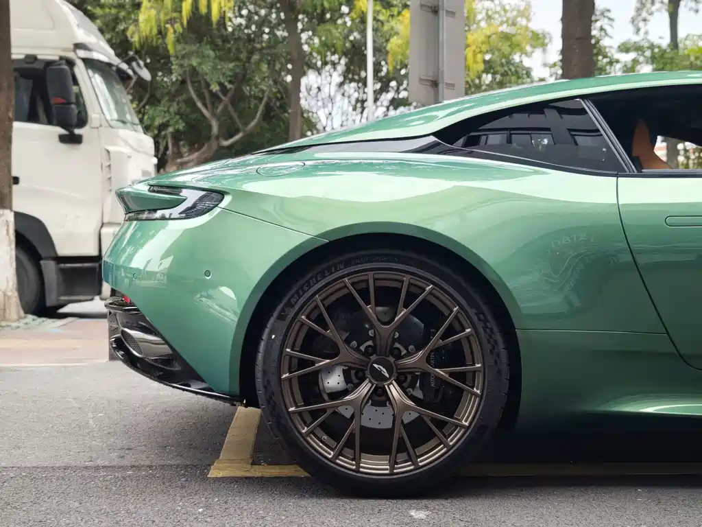 Aston Martin DB12 — фото 19