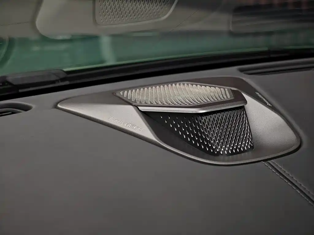 Aston Martin DB12 — фото 20