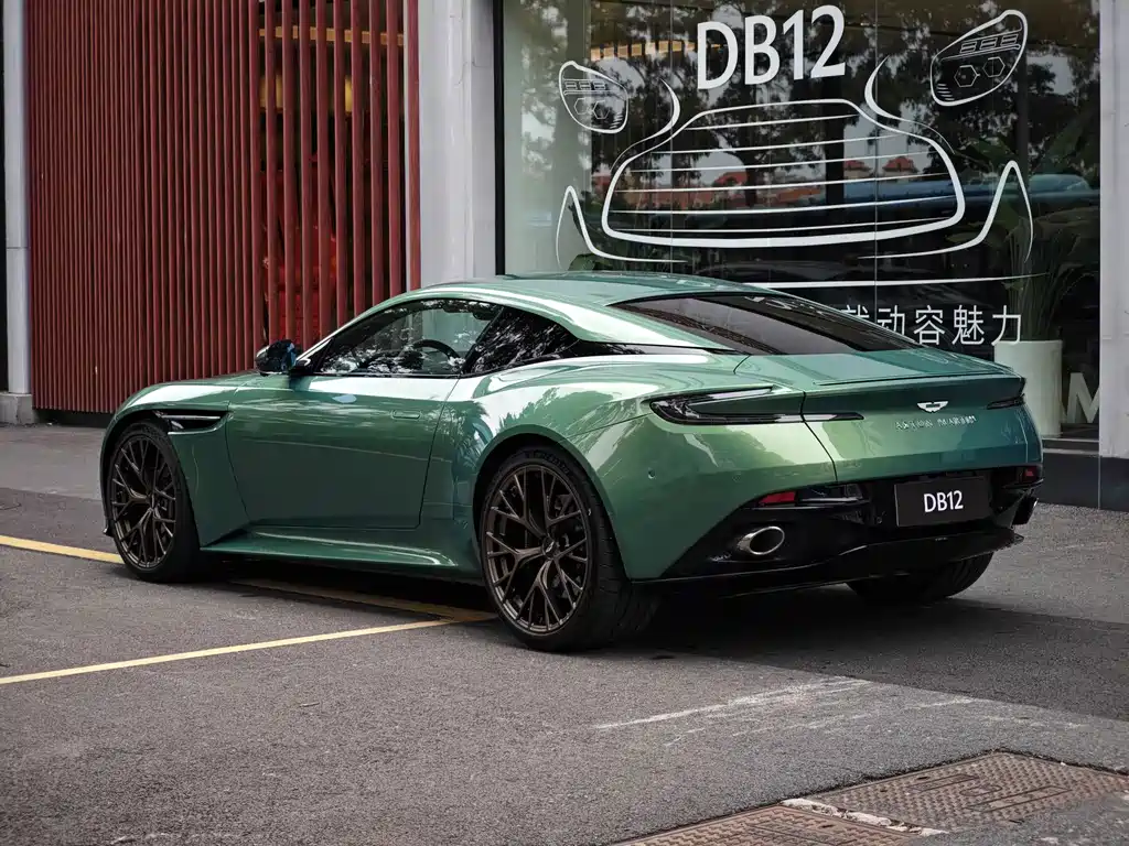 Aston Martin DB12 — фото 3
