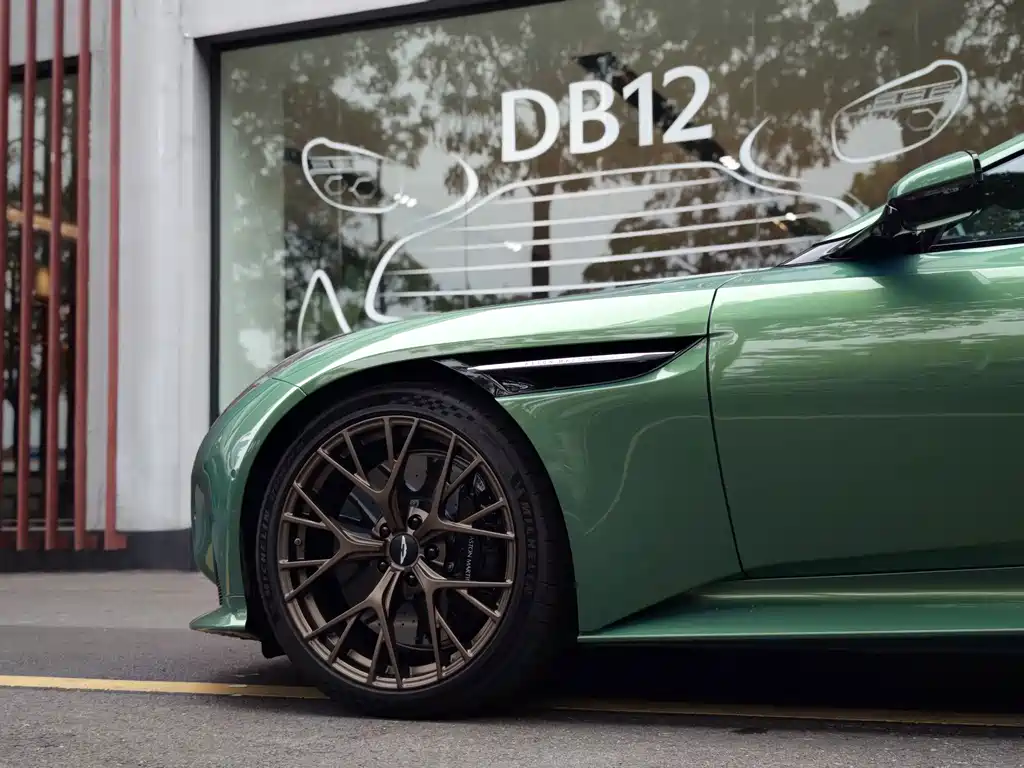 Aston Martin DB12 — фото 4