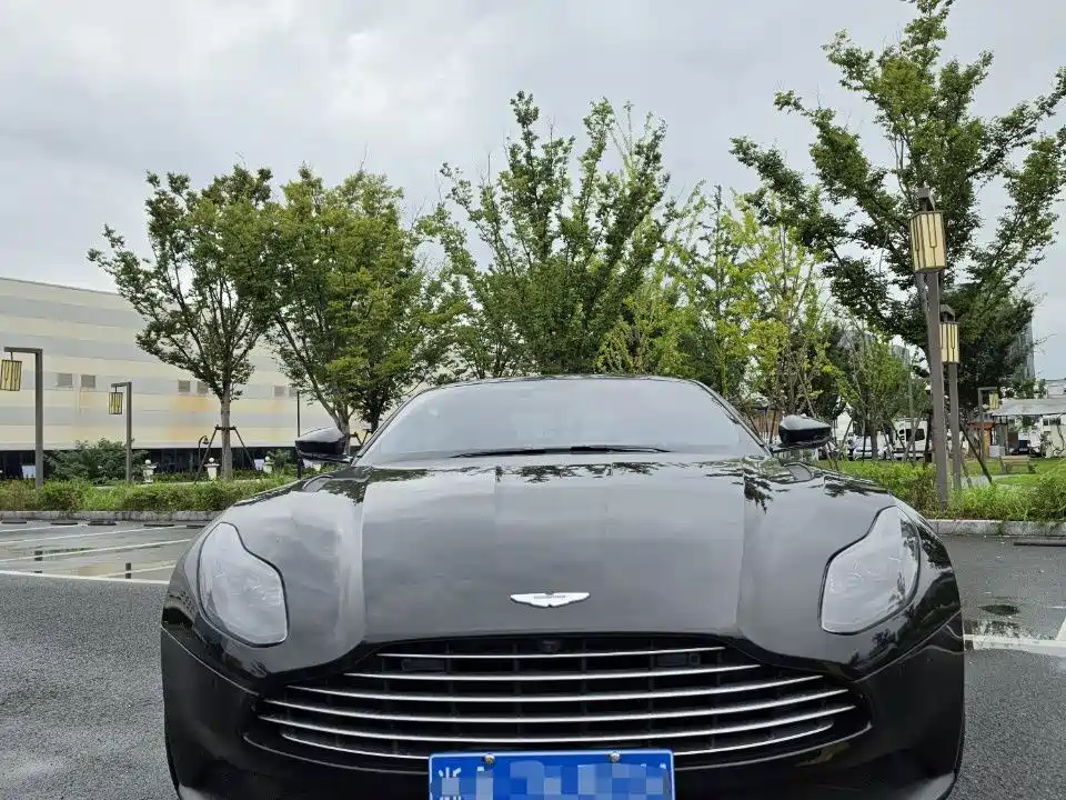 Aston Martin DB11 — фото 2