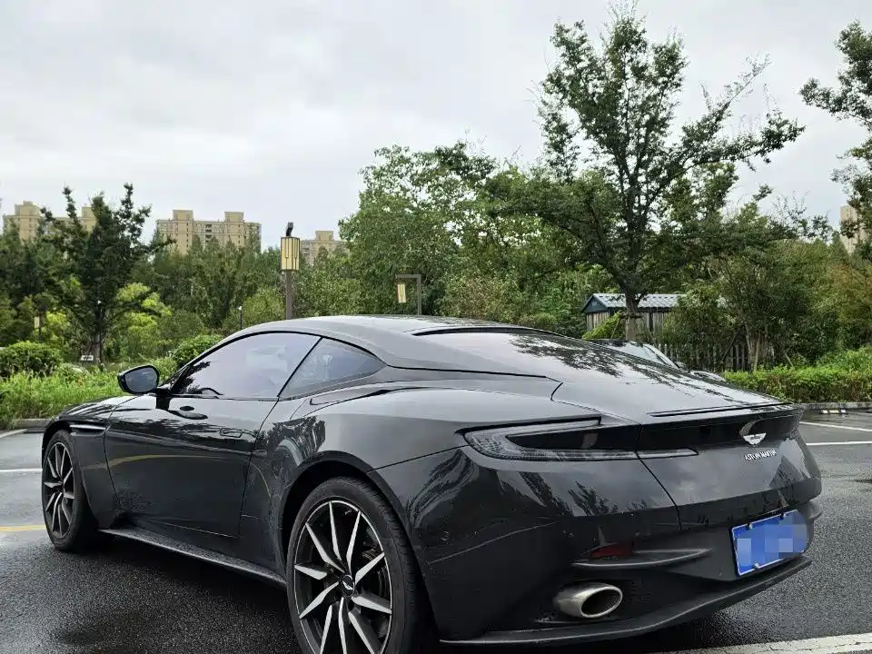 Aston Martin DB11 — фото 10