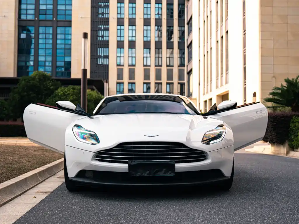 Aston Martin DB11 — фото 2