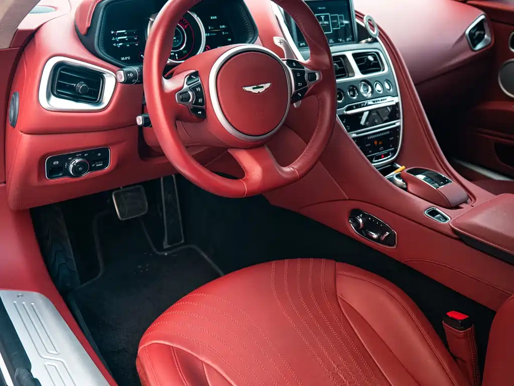 Aston Martin DB11 — фото 21
