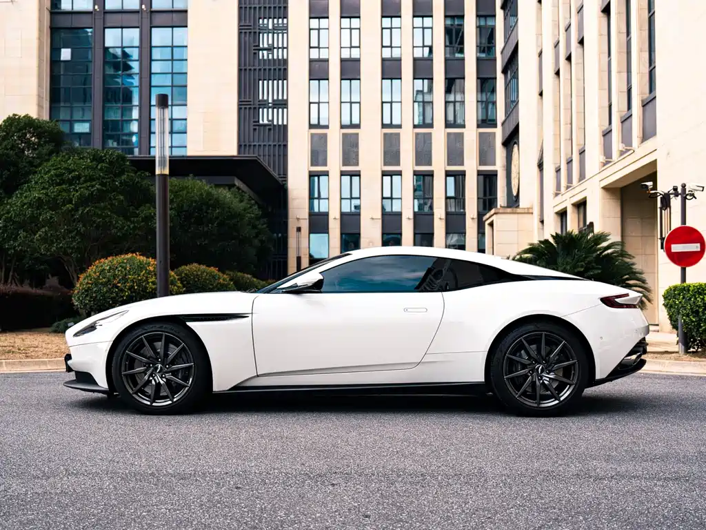 Aston Martin DB11 — фото 6