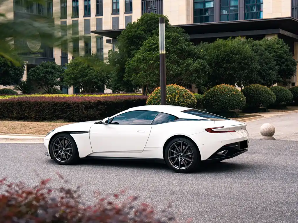 Aston Martin DB11 — фото 7