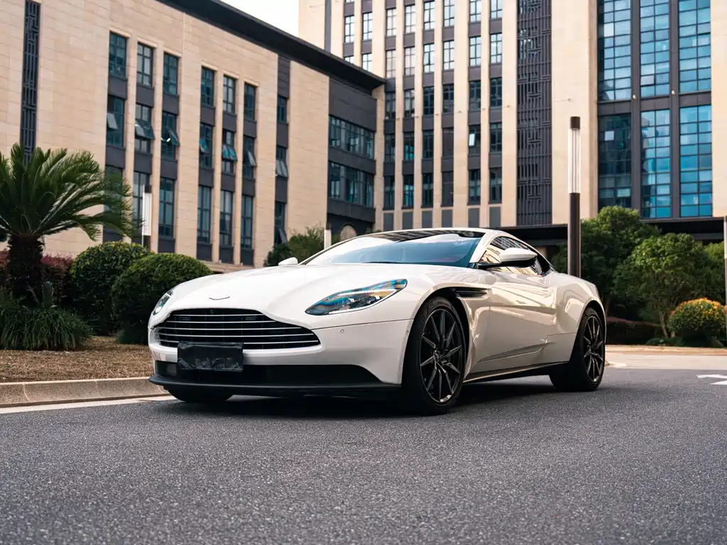 Aston Martin DB11 — фото 8