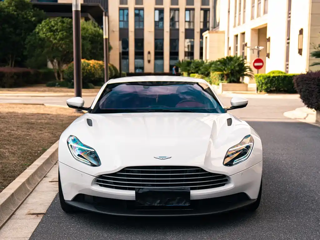 Aston Martin DB11 — фото 9