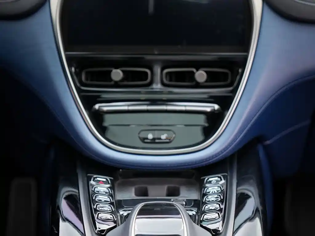 Aston Martin DBX — фото 11