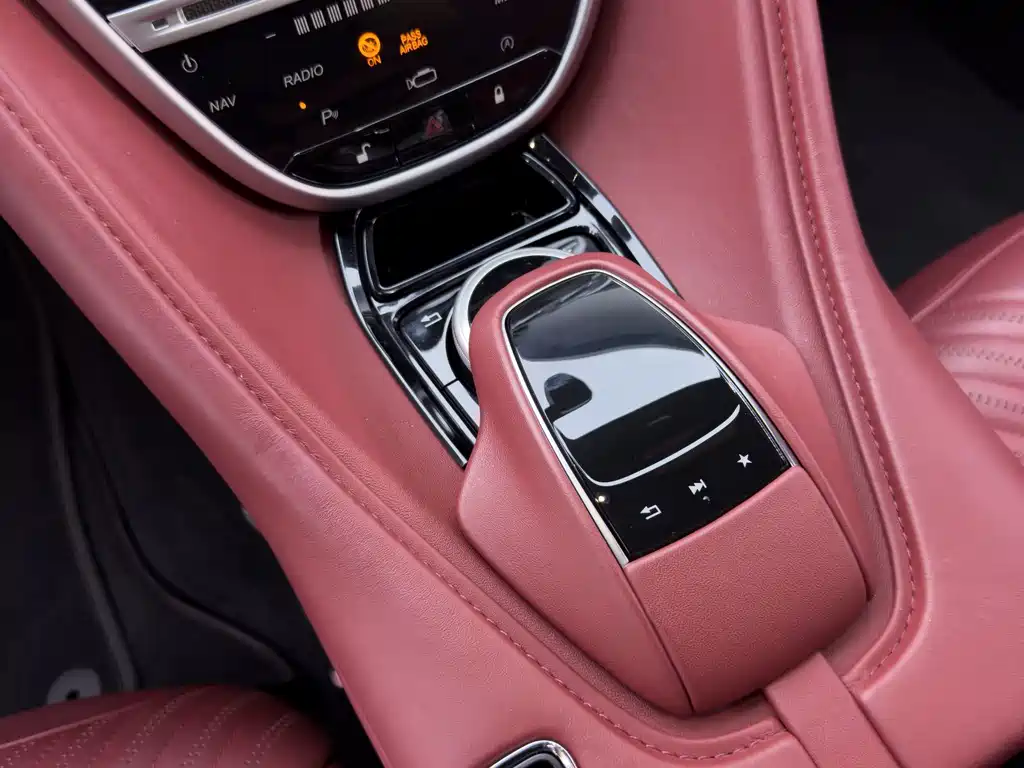 Aston Martin DB11 — фото 21