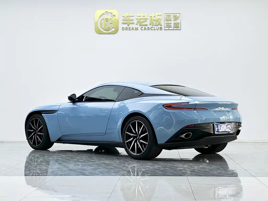 Aston Martin DB11 — фото 6