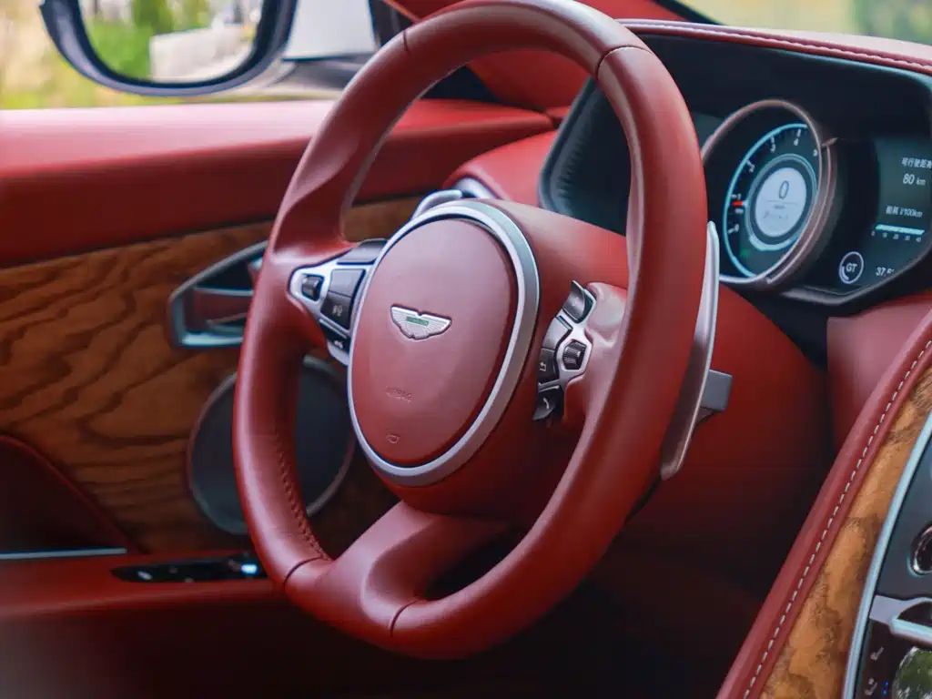 Aston Martin DB11 — фото 23