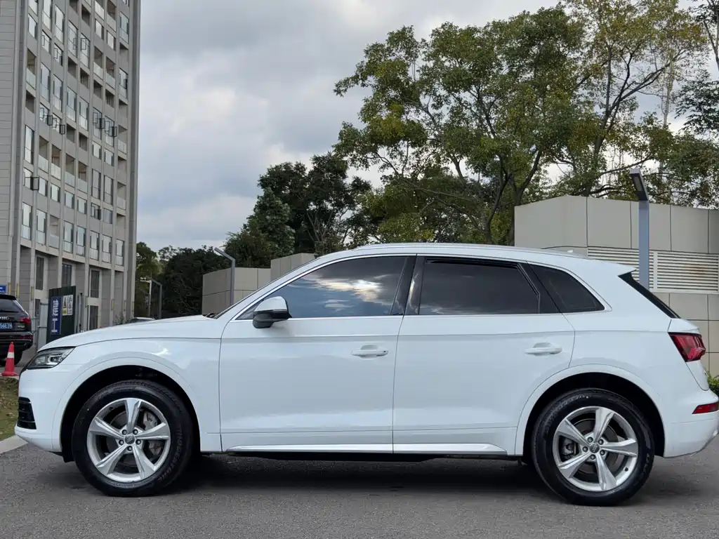 Audi Q5L — фото 10