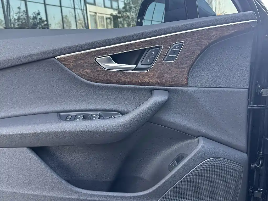 Audi Q7 — фото 25