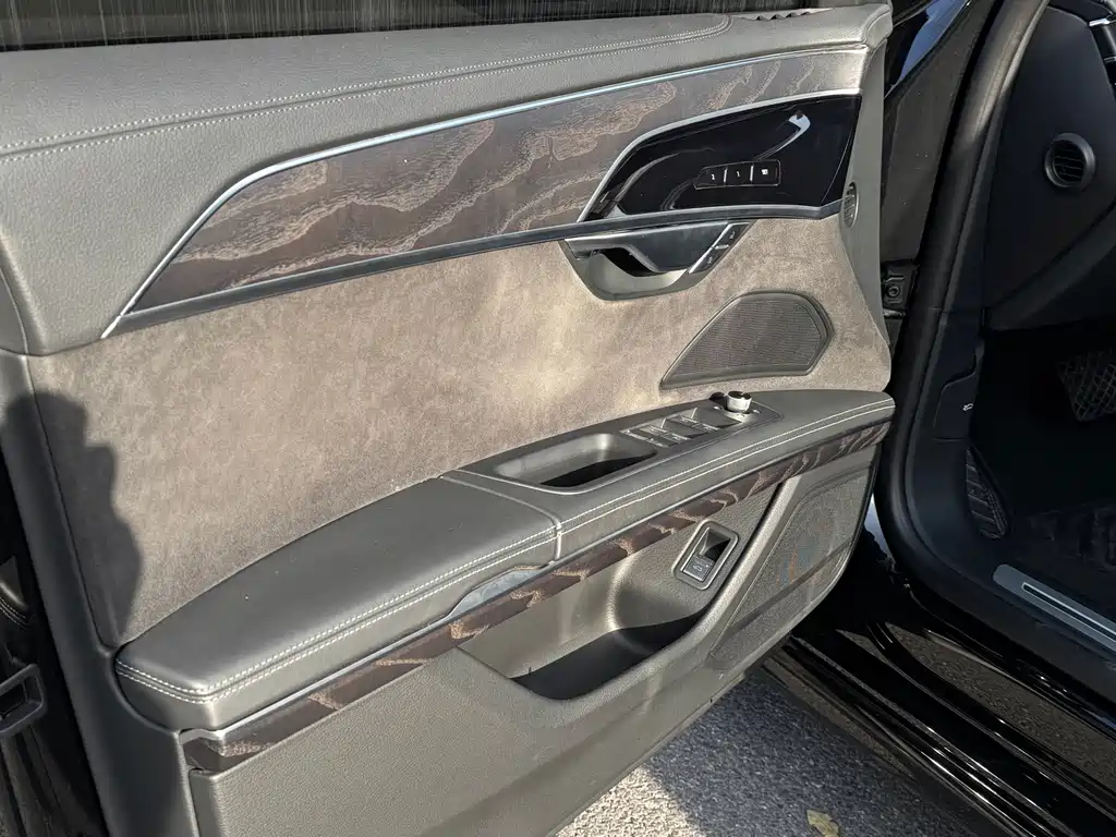 Audi A8 — фото 13