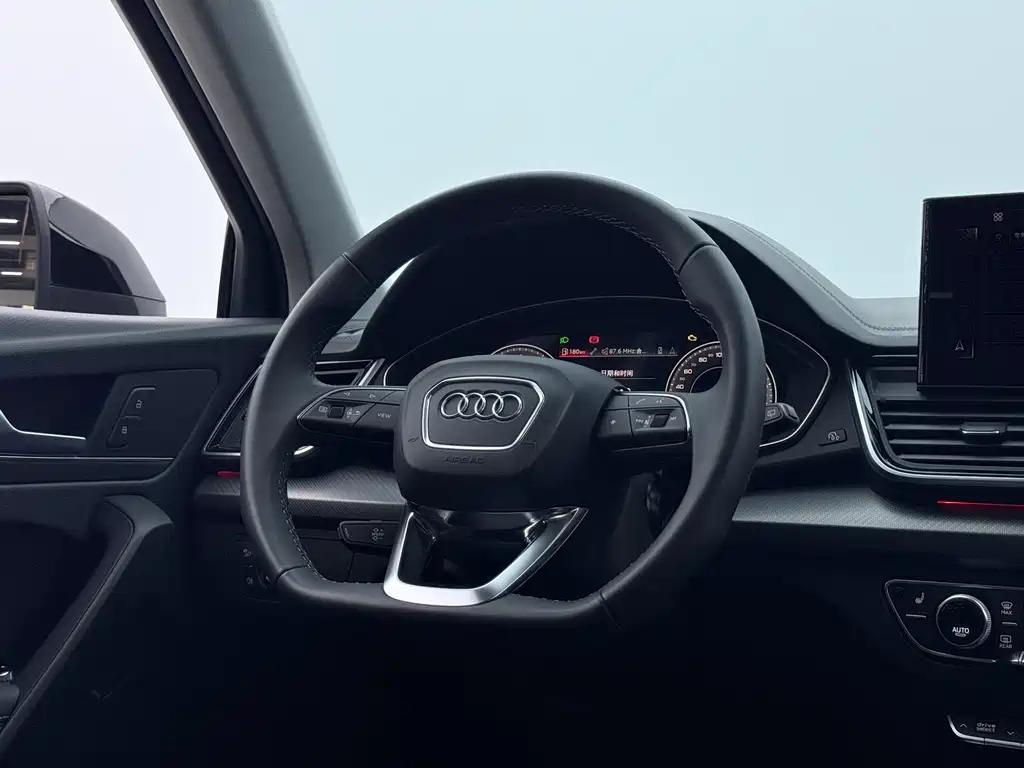 Audi Q5L — фото 17