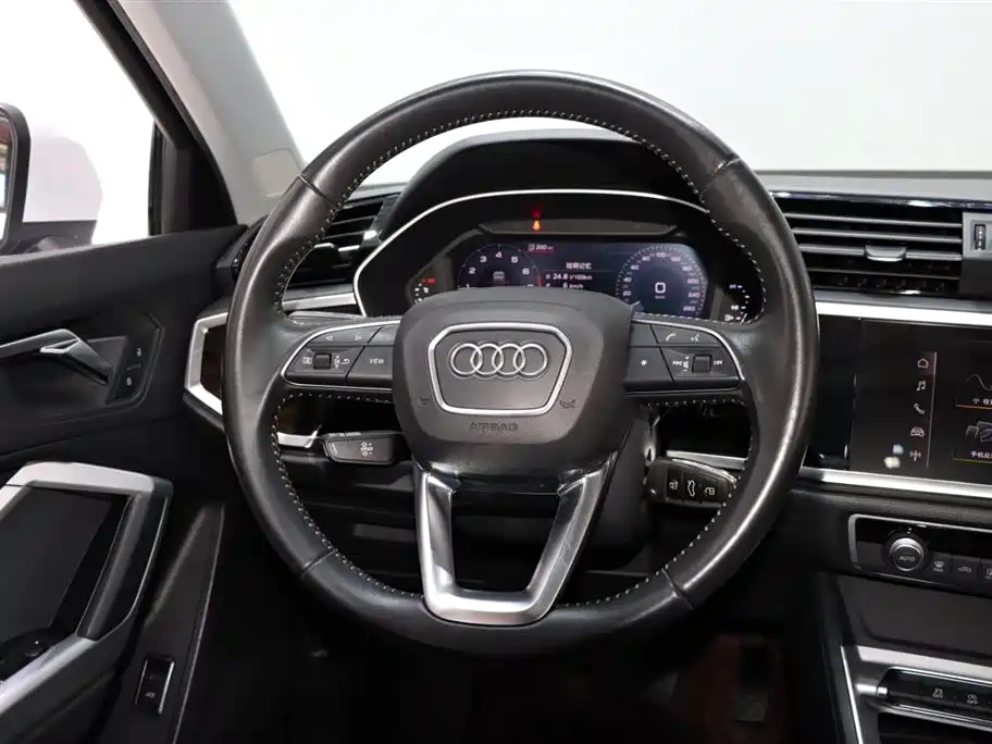 Audi Q3 — фото 13