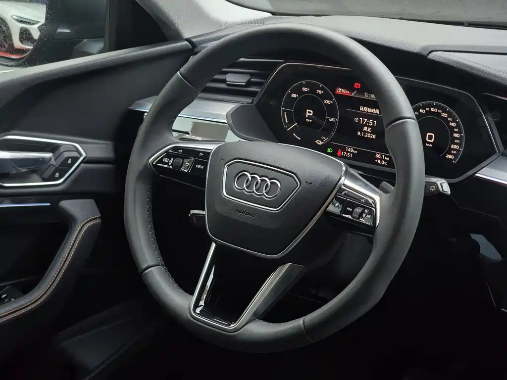 Audi e-tron — фото 19