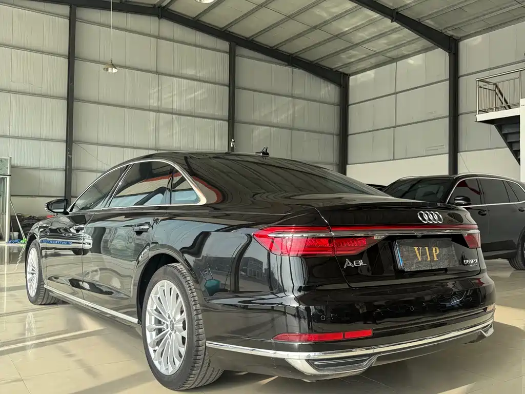 Audi A8 — фото 4