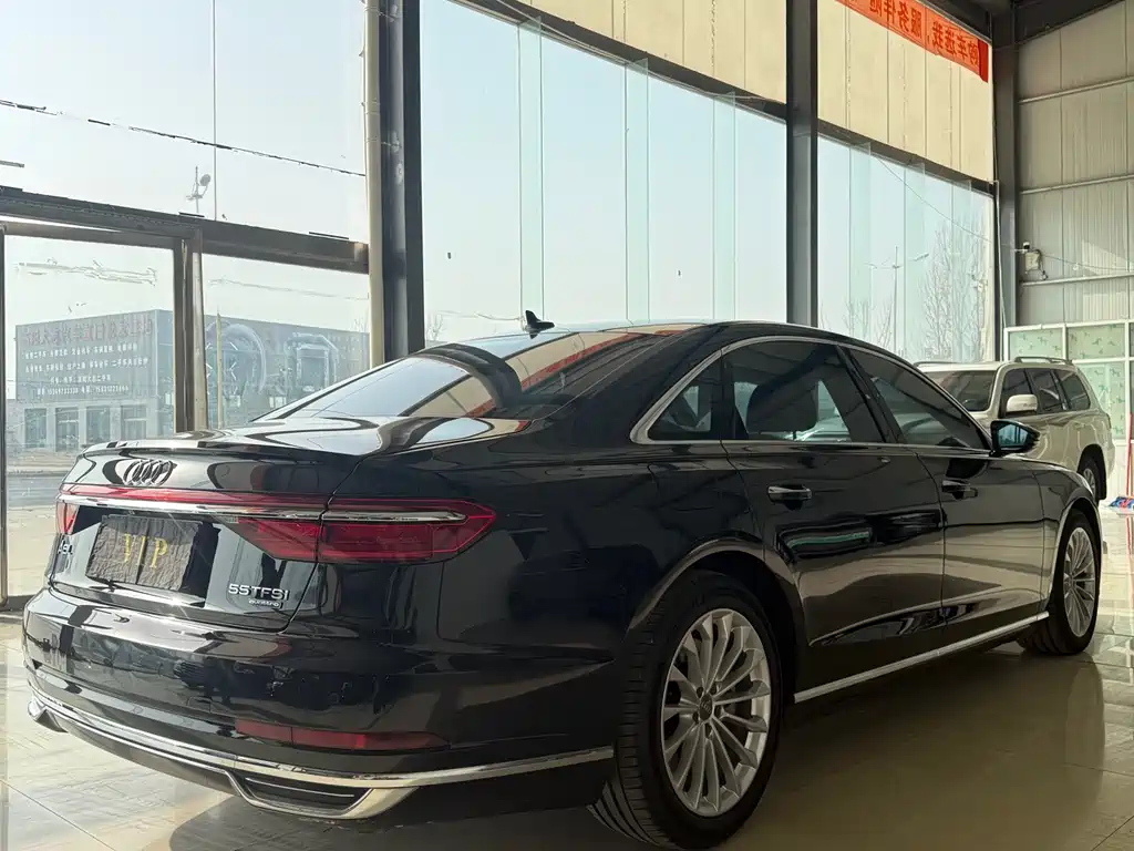 Audi A8 — фото 6