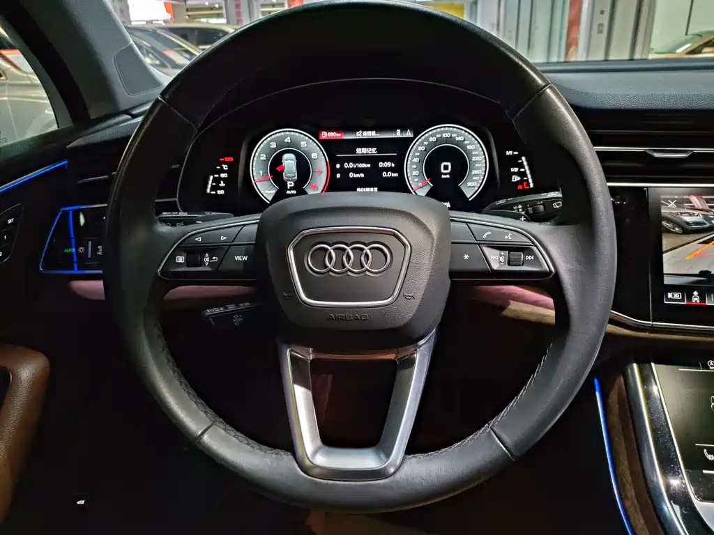 Audi Q7 — фото 18