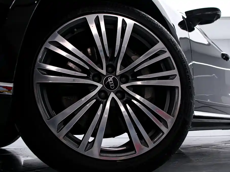 Audi A8 — фото 18