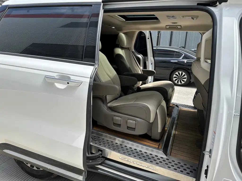 Kia Carnival — фото 17