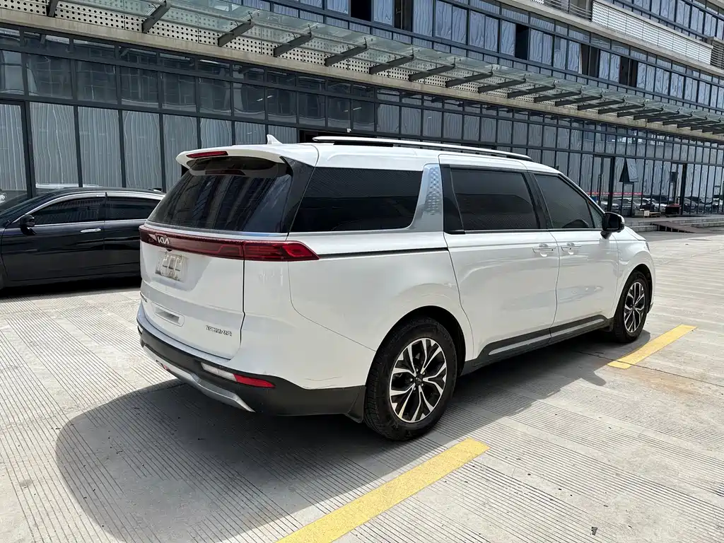 Kia Carnival — фото 4