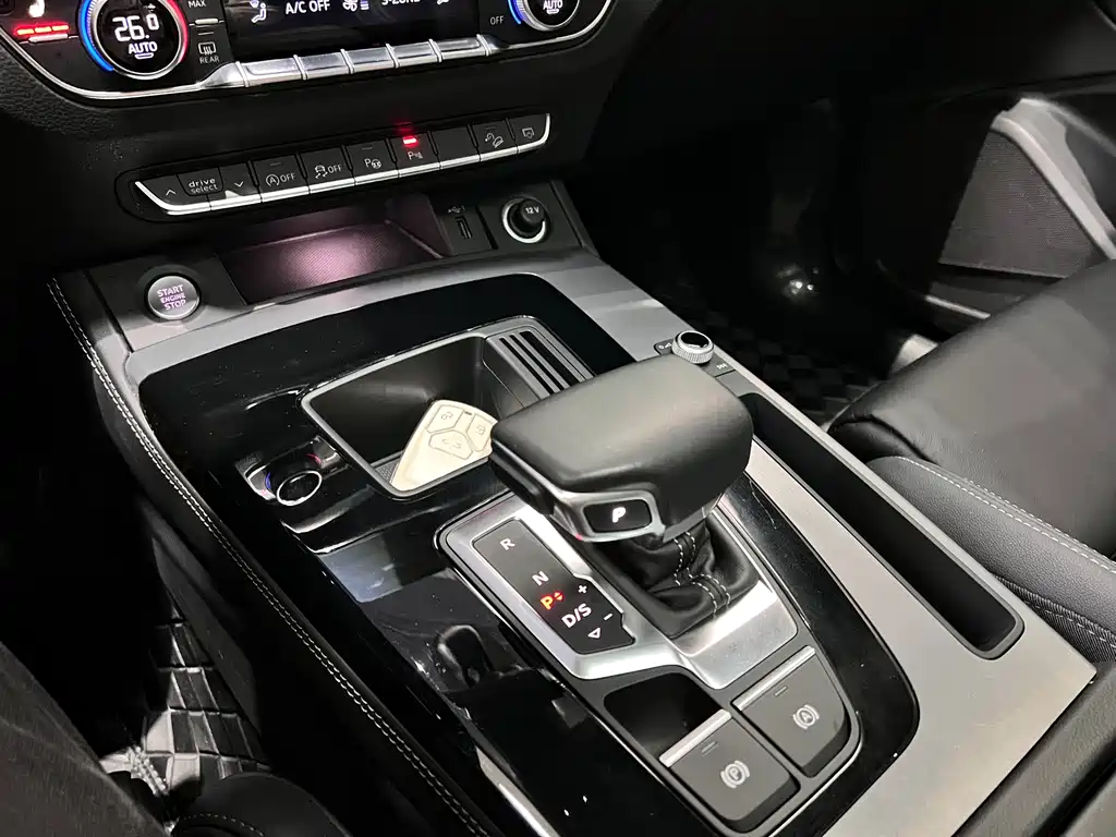 Audi Q5L Sportback — фото 12