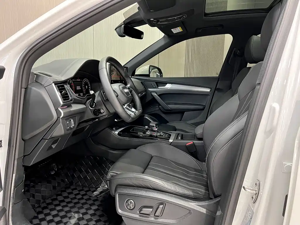 Audi Q5L Sportback — фото 7