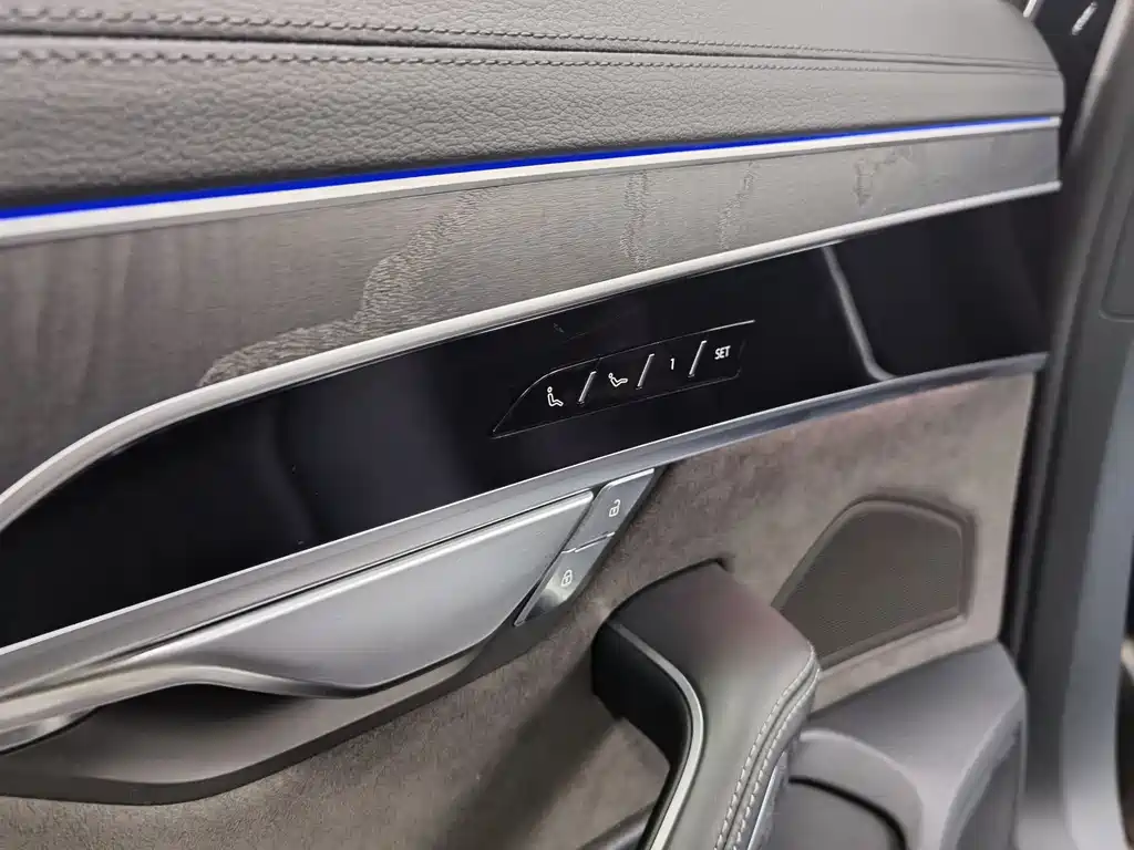 Audi A8 — фото 9