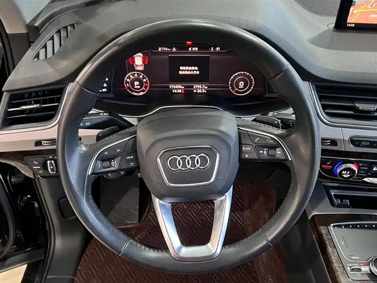 Audi Q7 — фото 16