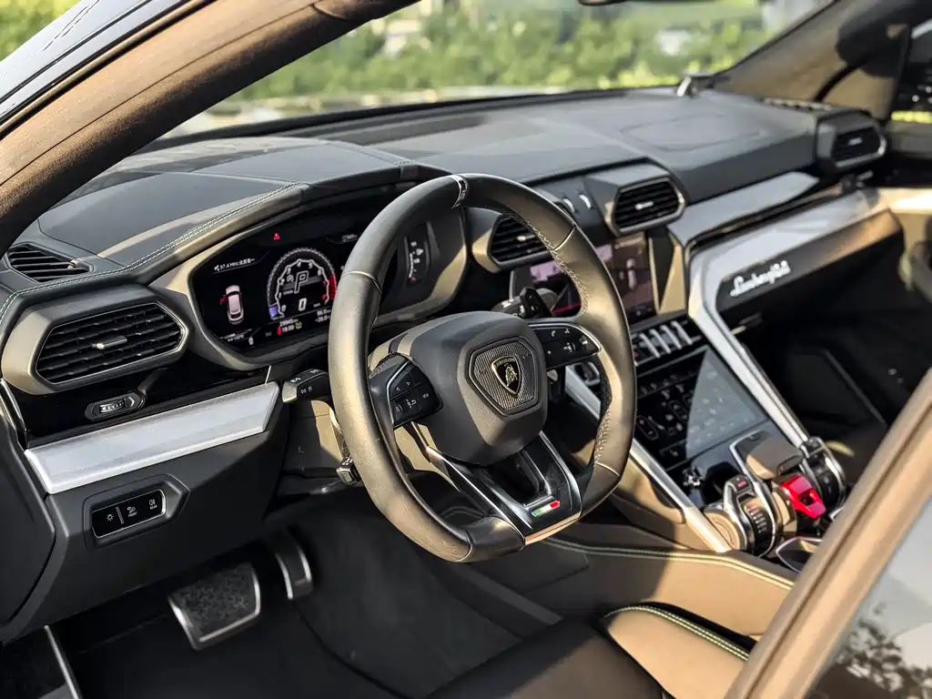 Lamborghini Urus — фото 11