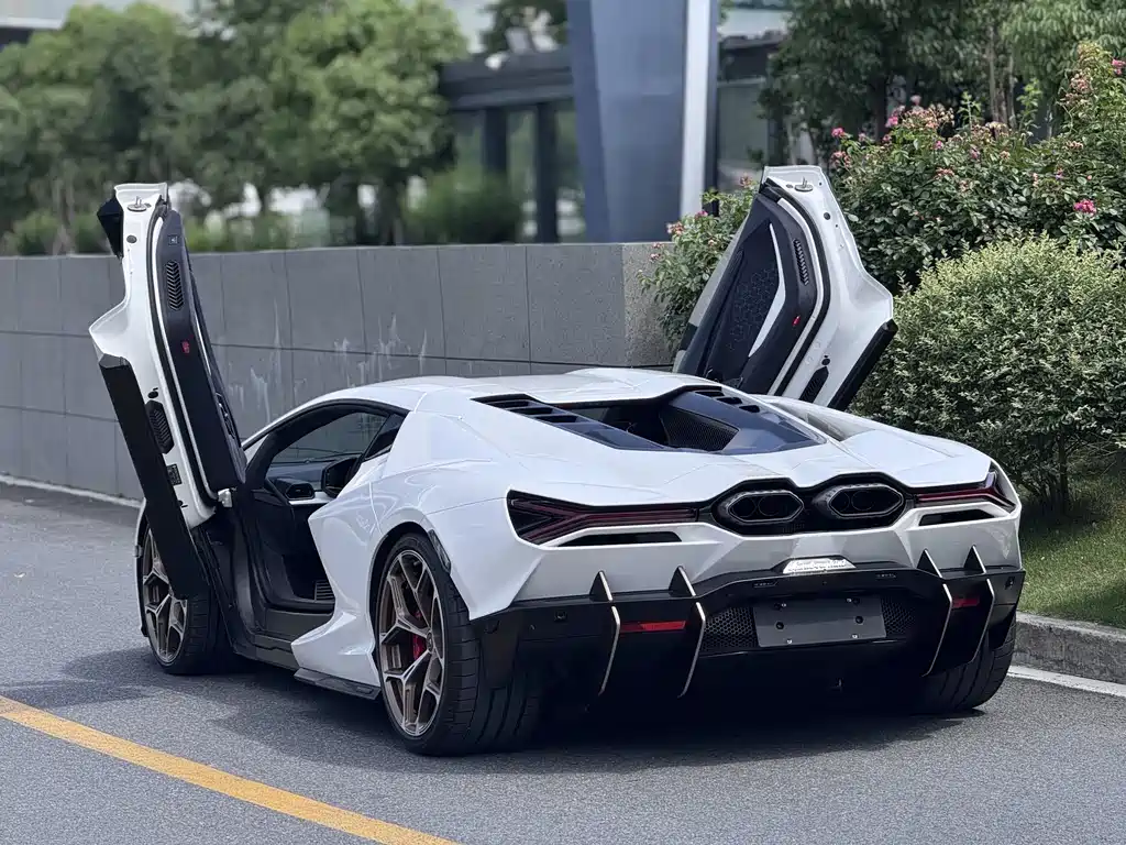 Lamborghini Revuelto — фото 3
