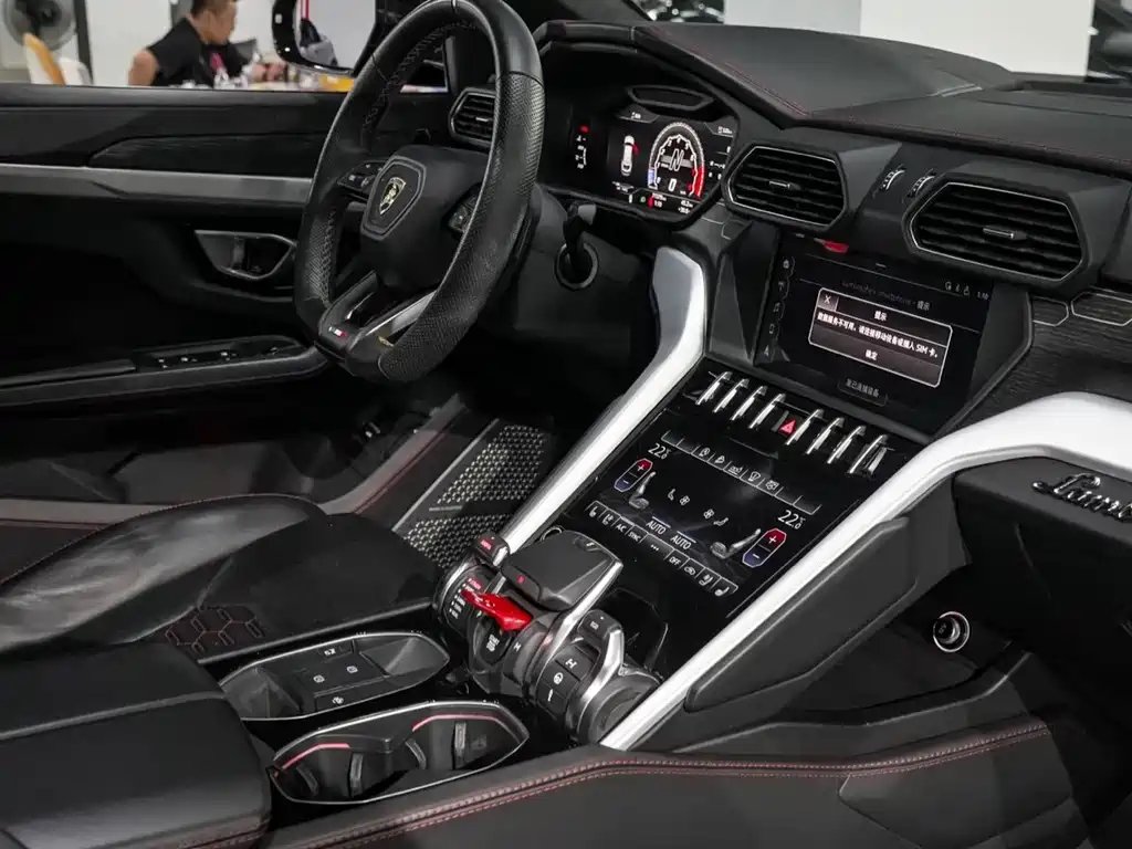 Lamborghini Urus — фото 11