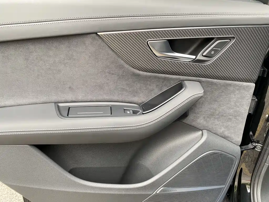Audi SQ7 — фото 17