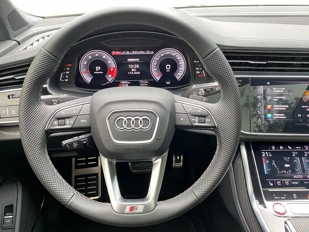 Audi SQ7 — фото 27