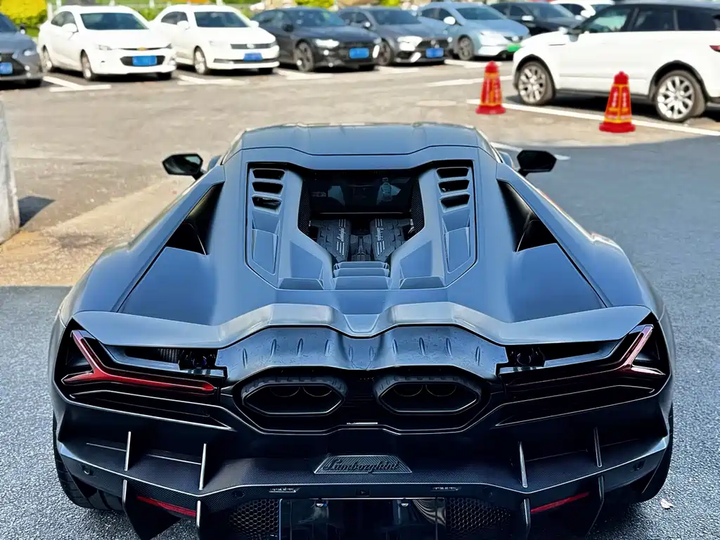 Lamborghini Revuelto — фото 6
