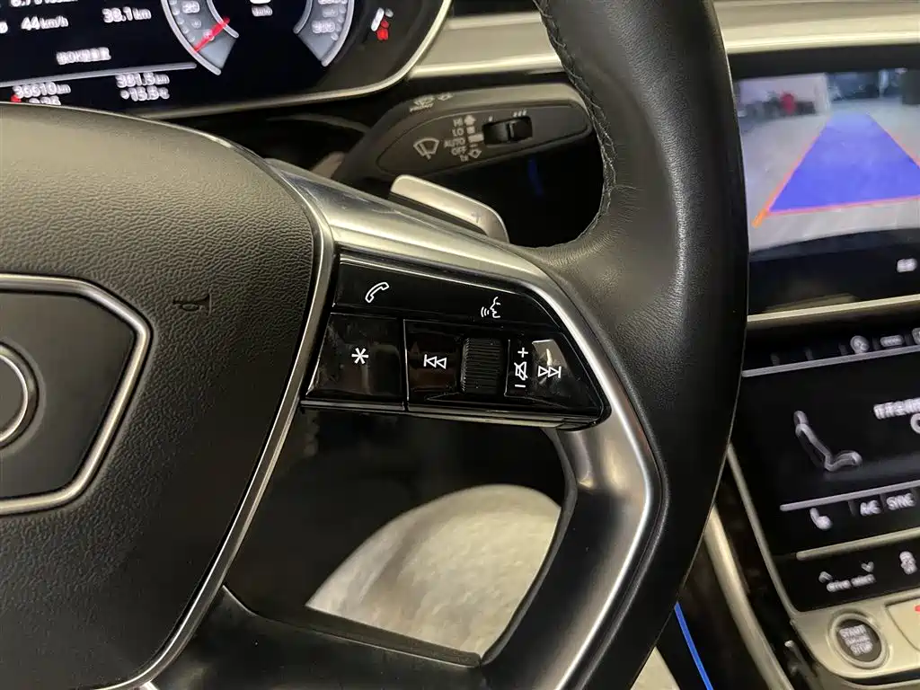 Audi A8 — фото 21