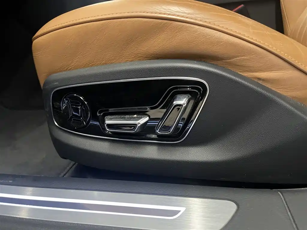 Audi A8 — фото 24