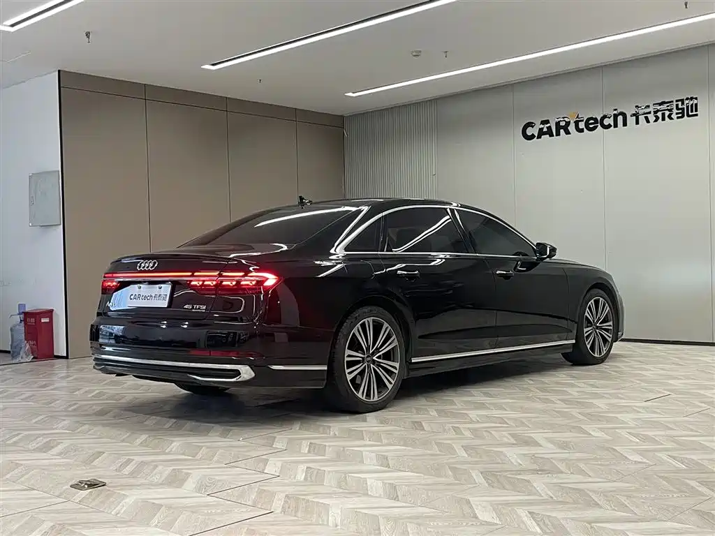 Audi A8 — фото 5