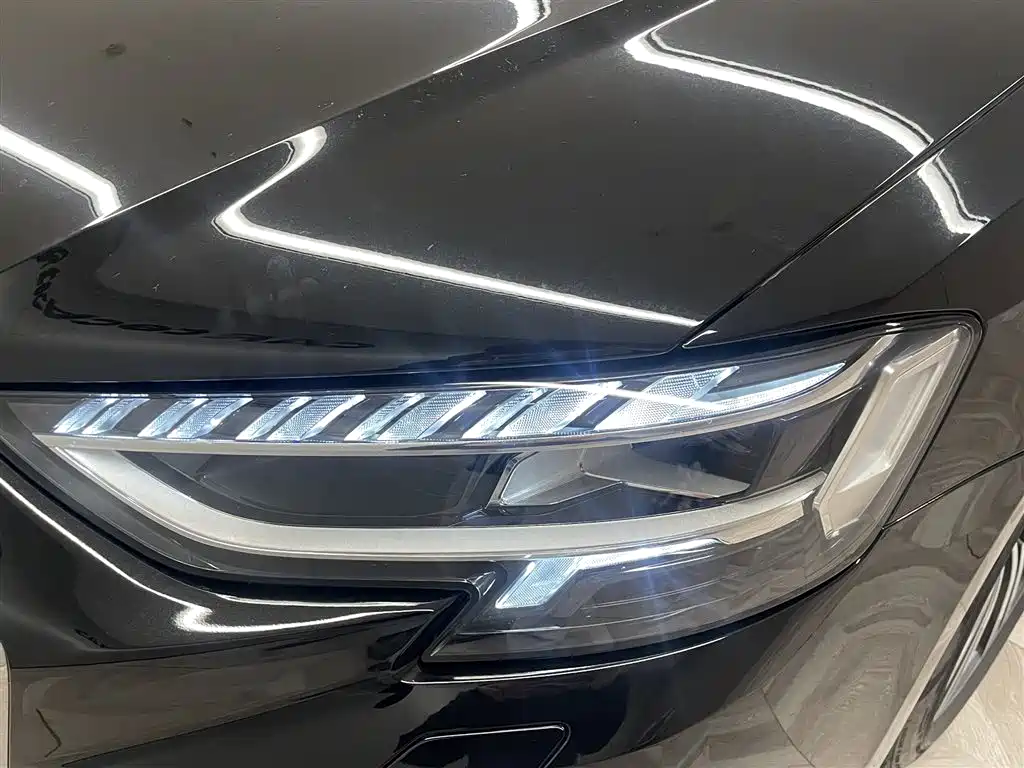 Audi A8 — фото 9