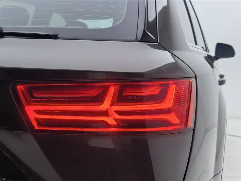 Audi Q7 — фото 18