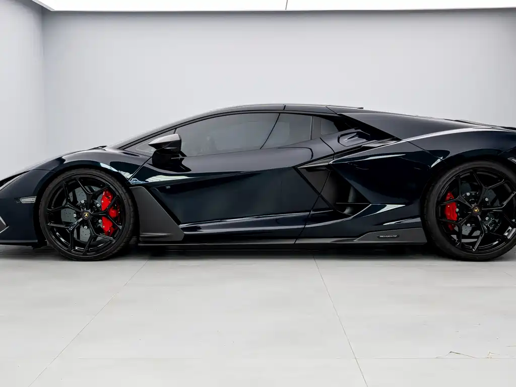 Lamborghini Revuelto — фото 11