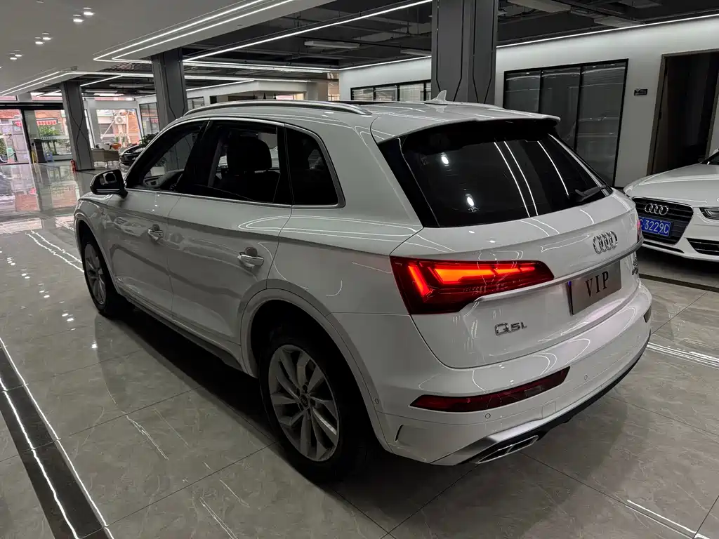 Audi Q5L — фото 6