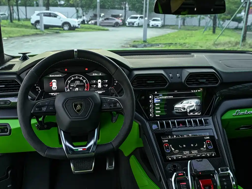 Lamborghini Urus — фото 25